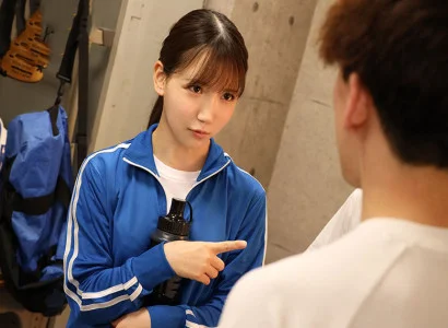 các hội viên nam trong câu lạc bộ bóng đá thực hiện quan hệ tập thể với cô gái xinh