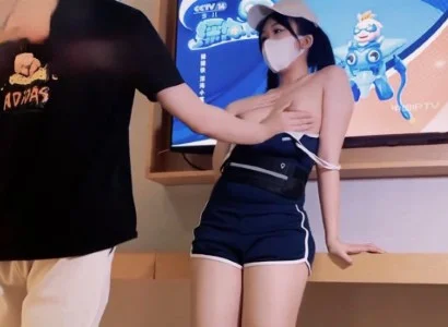 Cô bán TV xinh đẹp và vị khách may mắn