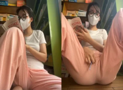 Em gái vừa đọc sách vừa chơi sextoy trong lồn