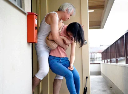 Cô vợ trẻ của con trai bị bố chồng già lạm dụng