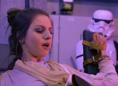 Các nhân vật trong Star Wars tìm nhau trong cuộc ân ái
