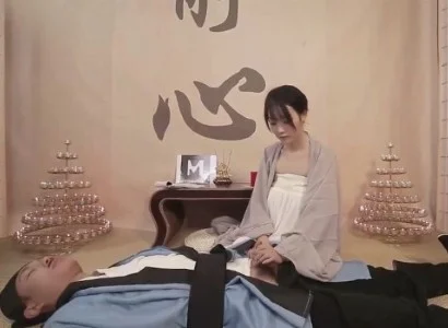 Cô gái áo tu quan tâm đến vị đạo sĩ bị thương