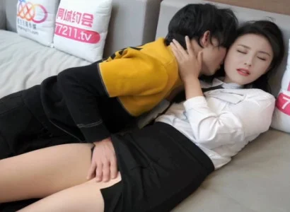 Cô nhân viên văn phòng phục vụ sếp ngầm vì tiền