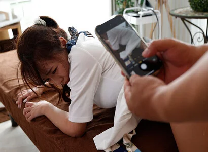 Nhân viên triệt lông đè cô ấy ra mà quan hệ
