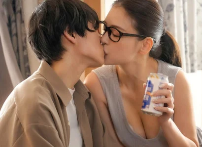 Chàng trai bị người yêu phản bội được chị hàng xóm an ủi và động viên