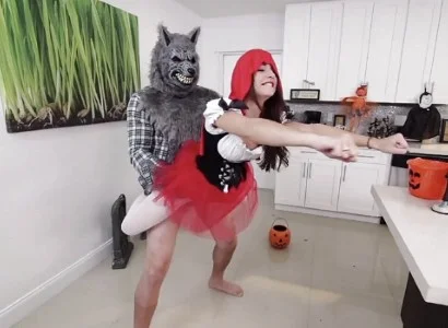 Nàng quàng khăn đỏ chén nhau nóng bỏng