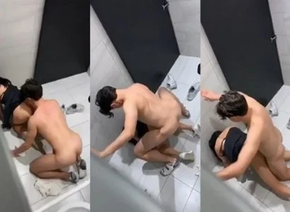 Cả hai người đang làm chuyện ấy trong WC