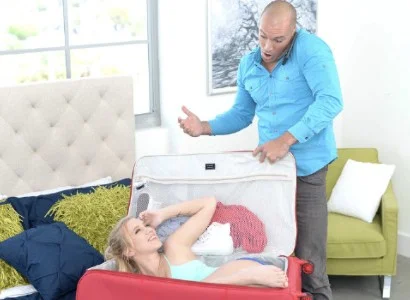 Chiếc vali bí ẩn khiến người xem tò mò