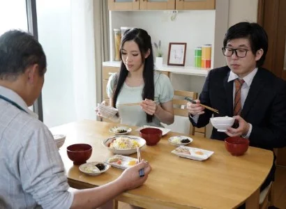 Quá nứng, con dâu banh vùng kín ra cho bố chồng chịch