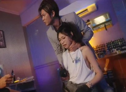 Cô gái xinh đẹp bị địt tập thể bởi nhiều người